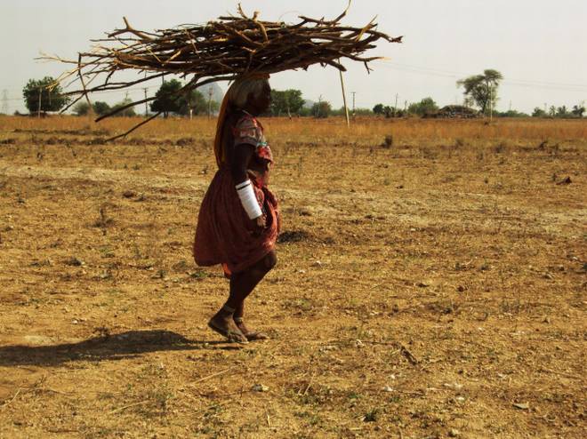 Approach - Why do drought-hit people suffer most of the tribals? | दृष्टिकोन - दुष्काळाचे चटके बहुतांशी आदिवासींनाच का बसतात? Approach - Why do drought-hit people suffer most of the tribals? | दृष्टिकोन - दुष्काळाचे चटके बहुतांशी आदिवासींनाच का बसतात?