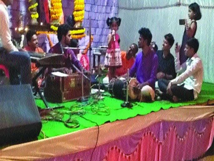 Five year old girl pose for the initiation of Shivrajaya | पाच वर्षांच्या अन्वीने गायला शिवरायांच्या प्रराक्रमाचा पोवाडा Five year old girl pose for the initiation of Shivrajaya | पाच वर्षांच्या अन्वीने गायला शिवरायांच्या प्रराक्रमाचा पोवाडा