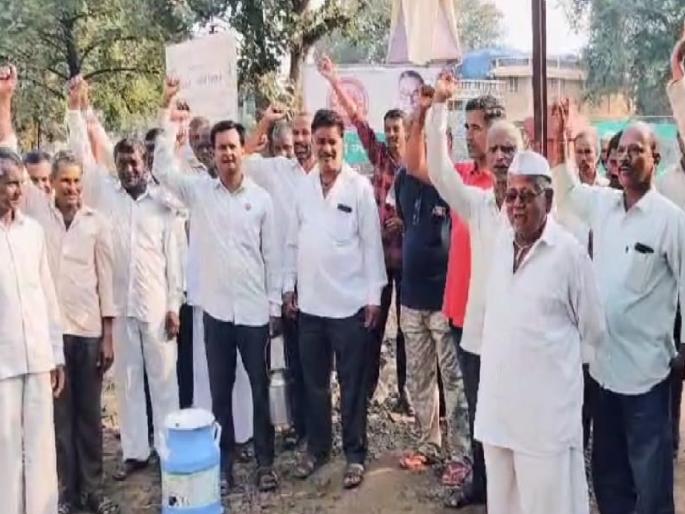 Awasyak on 379 Milk Collection Institutions in Sangli District, Public protest against the government's decision | सांगली जिल्ह्यातील ३७९ दूध संकलन संस्थांवर अवसायक, शासनाच्या निर्णयाचा जाहीर निषेध Awasyak on 379 Milk Collection Institutions in Sangli District, Public protest against the government's decision | सांगली जिल्ह्यातील ३७९ दूध संकलन संस्थांवर अवसायक, शासनाच्या निर्णयाचा जाहीर निषेध