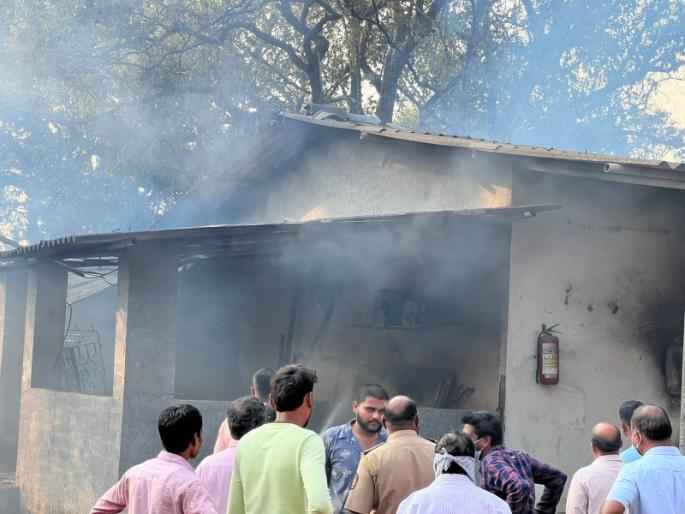 Firecracker fire in Alibag; Loss of millions of rupees due to fire | अलिबागमधील फटाक्याच्या गाेडाऊनला आग; आगीत गाेडाऊनचे लाखाे रुपयांचे नुकसान Firecracker fire in Alibag; Loss of millions of rupees due to fire | अलिबागमधील फटाक्याच्या गाेडाऊनला आग; आगीत गाेडाऊनचे लाखाे रुपयांचे नुकसान