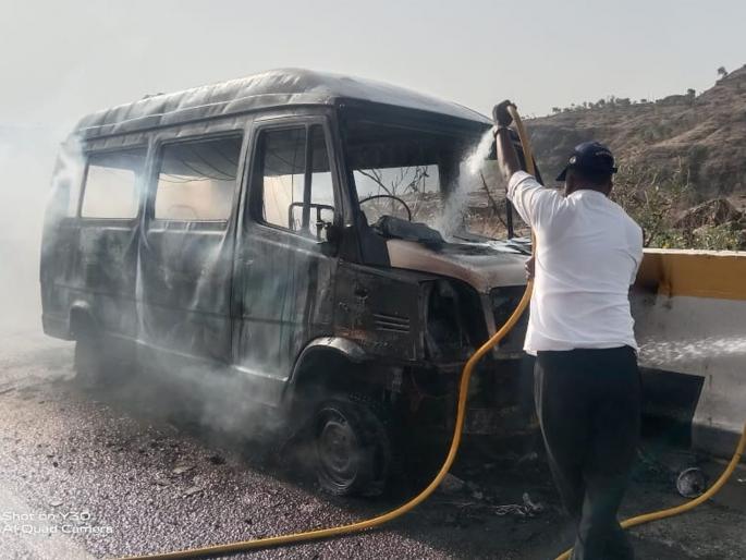 Sudden fire to a tempo traveler going to Bhimashankar; Burn in a few minutes | भीमाशंकरला जाणाऱ्या टेम्पो ट्रॅव्हलरला अचानक आग; काही मिनिटात जळून खाक Sudden fire to a tempo traveler going to Bhimashankar; Burn in a few minutes | भीमाशंकरला जाणाऱ्या टेम्पो ट्रॅव्हलरला अचानक आग; काही मिनिटात जळून खाक