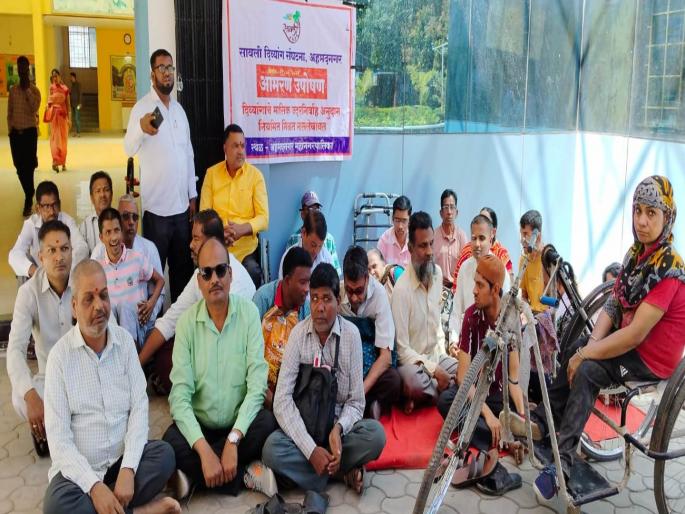 handicapped people's on hunger strike at municipal entrance for livelihood subsidy in ahmednagar | उदरनिर्वाह अनुदानासाठी दिव्यांग बांधवांचे महापालिकेच्या प्रवेशद्वारात उपोषण handicapped people's on hunger strike at municipal entrance for livelihood subsidy in ahmednagar | उदरनिर्वाह अनुदानासाठी दिव्यांग बांधवांचे महापालिकेच्या प्रवेशद्वारात उपोषण