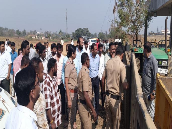 tension in front of Hupari Abhishek Mill due to financial dispute in Kolhapur | Kolhapur: आर्थिक वादातून अभिषेक मिलसमोर मोठा तणाव, गेटवर आवाडे गटाच्या कामगारांचा ठिय्या; मोठा पोलिस बंदोबस्त tension in front of Hupari Abhishek Mill due to financial dispute in Kolhapur | Kolhapur: आर्थिक वादातून अभिषेक मिलसमोर मोठा तणाव, गेटवर आवाडे गटाच्या कामगारांचा ठिय्या; मोठा पोलिस बंदोबस्त