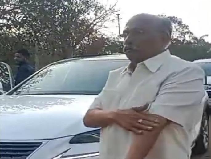 Former Kolhapur MLA Prakash Awade entered Abhishek Mills to recover old debts | मला कोण काय करते बघूयाच; जुनी देणी वसुलीसाठी कोल्हापुरातील माजी आमदार अभिषेक मिल्समध्ये घुसले, व्हिडीओ व्हायरल Former Kolhapur MLA Prakash Awade entered Abhishek Mills to recover old debts | मला कोण काय करते बघूयाच; जुनी देणी वसुलीसाठी कोल्हापुरातील माजी आमदार अभिषेक मिल्समध्ये घुसले, व्हिडीओ व्हायरल