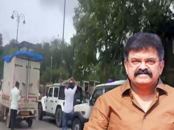 Controversy over statement about Chhatrapati Sambhajiraje; Attack on NCP MLA Jitendra Awhad car in Mumbai | छत्रपती संभाजीराजेंवर केलेल्या 'त्या' विधानावरून वाद; जितेंद्र आव्हाडांच्या कारवर हल्ला Controversy over statement about Chhatrapati Sambhajiraje; Attack on NCP MLA Jitendra Awhad car in Mumbai | छत्रपती संभाजीराजेंवर केलेल्या 'त्या' विधानावरून वाद; जितेंद्र आव्हाडांच्या कारवर हल्ला