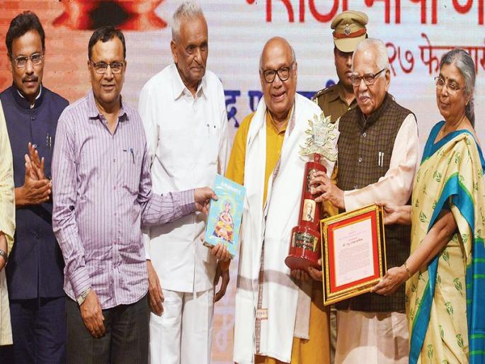 Award for e-book, blog writers from next year - Vinod Tawde | पुढील वर्षापासून ई-बुक, ब्लॉग लेखन करणा-यांनाही पुरस्कार : विनोद तावडे Award for e-book, blog writers from next year - Vinod Tawde | पुढील वर्षापासून ई-बुक, ब्लॉग लेखन करणा-यांनाही पुरस्कार : विनोद तावडे