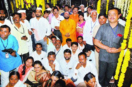 Vip Darshan to the activists of partys and devotee in que | भाविक दर्शनरांगेत अन् कार्यकर्त्यांना व्हीआयपी दर्शन! Vip Darshan to the activists of partys and devotee in que | भाविक दर्शनरांगेत अन् कार्यकर्त्यांना व्हीआयपी दर्शन!