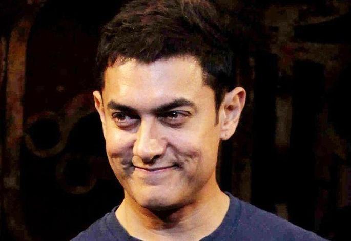 aamir khan travelled economy class video goes viral | आमिर खानने फ्लाईटमध्ये असे केले काय की व्हायरल होतोय व्हिडीओ? aamir khan travelled economy class video goes viral | आमिर खानने फ्लाईटमध्ये असे केले काय की व्हायरल होतोय व्हिडीओ?