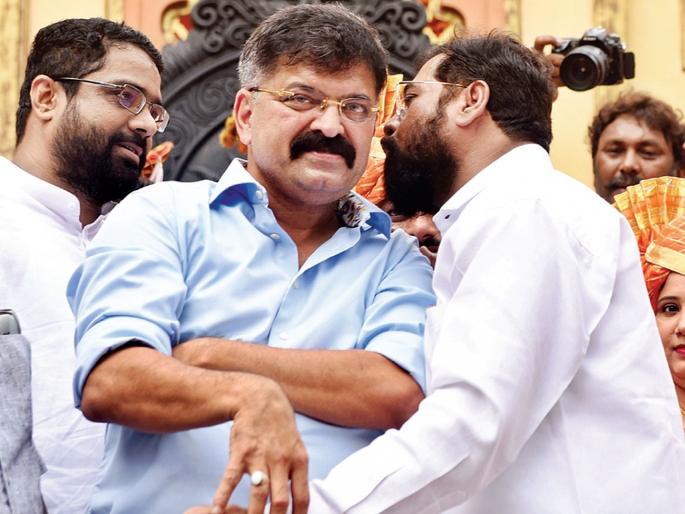 Shinde, the hidden friendship of the weavers reinforces the new equation | शिंदे, आव्हाडांच्या छुप्या मैत्रीला नव्या समीकरणांमुळे आणखी बळ Shinde, the hidden friendship of the weavers reinforces the new equation | शिंदे, आव्हाडांच्या छुप्या मैत्रीला नव्या समीकरणांमुळे आणखी बळ