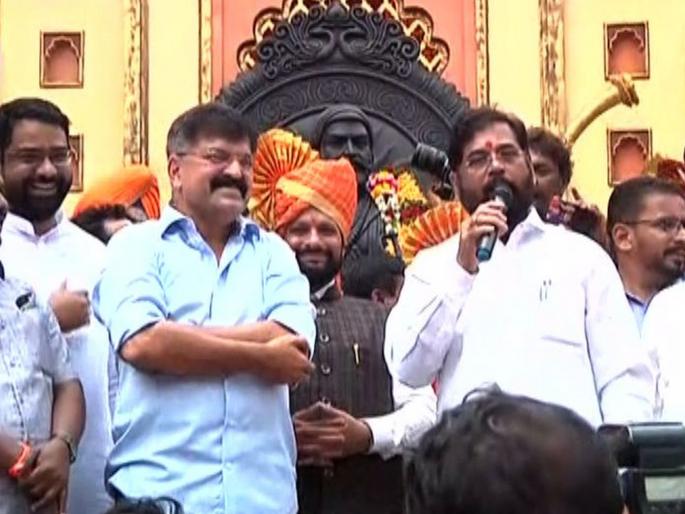 CoronaVirus bjp mns hits out at shiv sena ncp over commissioners transfer | CoronaVirus News: "आयुक्तांची बदली करण्याऐवजी दोन्ही मंत्र्यांना पदांवरून दूर करा" CoronaVirus bjp mns hits out at shiv sena ncp over commissioners transfer | CoronaVirus News: "आयुक्तांची बदली करण्याऐवजी दोन्ही मंत्र्यांना पदांवरून दूर करा"