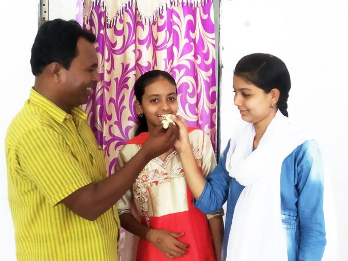 100 marks in Sanskrit, gained by Hindi speaking lalis | हिंदी भाषिक आलिशाने मिळवले संस्कृतमध्ये १०० गुण