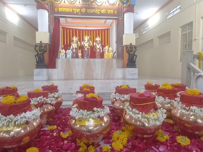 Akshata Kalash from Ayodhya left for 15 districts of Marathwada, Khandesh | अयोध्येतून आलेले अक्षता कलश मराठवाडा, खान्देशातील १५ जिल्ह्यांत रवाना Akshata Kalash from Ayodhya left for 15 districts of Marathwada, Khandesh | अयोध्येतून आलेले अक्षता कलश मराठवाडा, खान्देशातील १५ जिल्ह्यांत रवाना