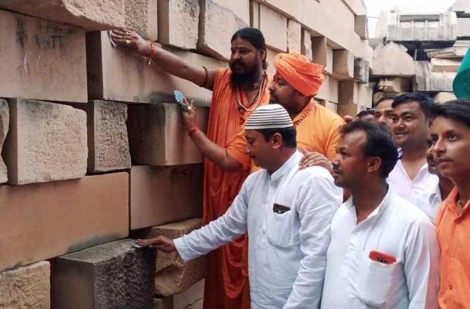 Muslim brothers will also participate in the celebration of Ram Mandir Bhumi Pujan | राममंदिर भूमिपूजनाच्या जल्लोषात मुस्लिम बांधवही होणार सहभागी Muslim brothers will also participate in the celebration of Ram Mandir Bhumi Pujan | राममंदिर भूमिपूजनाच्या जल्लोषात मुस्लिम बांधवही होणार सहभागी