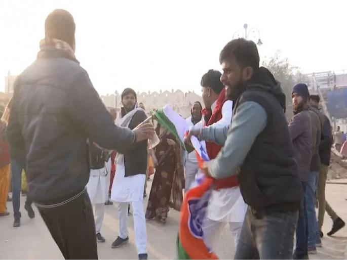 Attempted hoist party flag at Shri Ram temple; Clashes between Congress supporters and devotees | श्रीराम मंदिरात पक्षाचा झेंडा फडकवण्याचा प्रयत्न; काँग्रेस समर्थक आणि भाविकांमध्ये झटापट Attempted hoist party flag at Shri Ram temple; Clashes between Congress supporters and devotees | श्रीराम मंदिरात पक्षाचा झेंडा फडकवण्याचा प्रयत्न; काँग्रेस समर्थक आणि भाविकांमध्ये झटापट