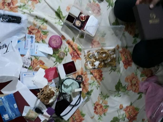 Hundreds of gold, two kg of silver and 4 lacs of cash found in the house of the accused | उपायुक्तांच्या घरात सापडले दिड किलो सोनं, दोन किलो चांदी अन ४ लाखाची रोकड Hundreds of gold, two kg of silver and 4 lacs of cash found in the house of the accused | उपायुक्तांच्या घरात सापडले दिड किलो सोनं, दोन किलो चांदी अन ४ लाखाची रोकड