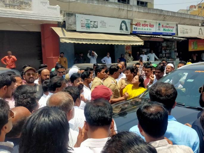 lok sabha election 2024 dipute between former mla vasant gite and bjp rulling mla devyani farande polling station in nashik | भाजपाच्या आजी-माजी आमदारांमध्ये मतदान केंद्रावरच जुंपली, फरांदे-गीते यांच्यात शिवीगाळ