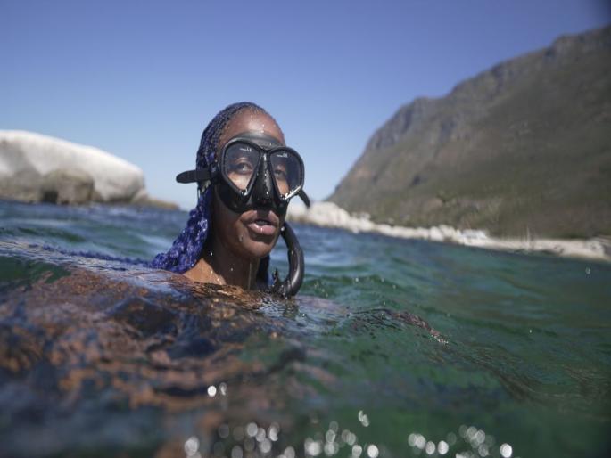 black mermaid zandile wants to change 'reality'! | समुद्राच्या पोटातलं जगणं शोधणारी जलपरी; झॅण्डीला बदलायचंय ‘वास्तव’! black mermaid zandile wants to change 'reality'! | समुद्राच्या पोटातलं जगणं शोधणारी जलपरी; झॅण्डीला बदलायचंय ‘वास्तव’!