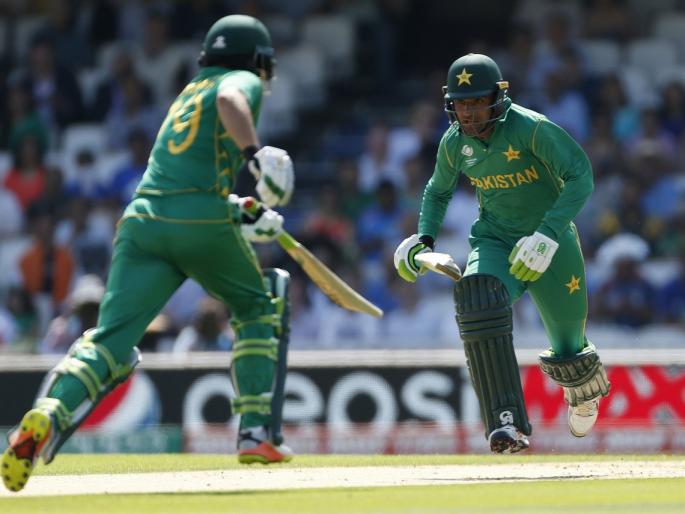 Azhar Ali raises Rs 22 lakh from bat auction; Bid made by Pune Cricket Museum | अझहर अलीने बॅटच्या लिलावातून उभारले २२ लाख; पुण्याच्या क्रिकेट संग्रहालयाने लावली बोली