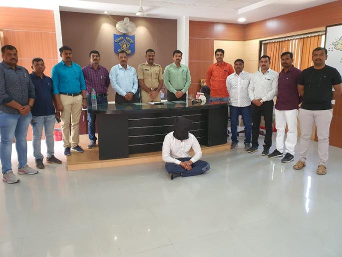The notorious gangster Azhar Sheikh is finally arrested; Hiding in a village in Madhya Pradesh | कुख्यात गुंड अझहर शेख अखेर जेरबंद; मध्यप्रदेशमधील खेड्यात लपला होता The notorious gangster Azhar Sheikh is finally arrested; Hiding in a village in Madhya Pradesh | कुख्यात गुंड अझहर शेख अखेर जेरबंद; मध्यप्रदेशमधील खेड्यात लपला होता