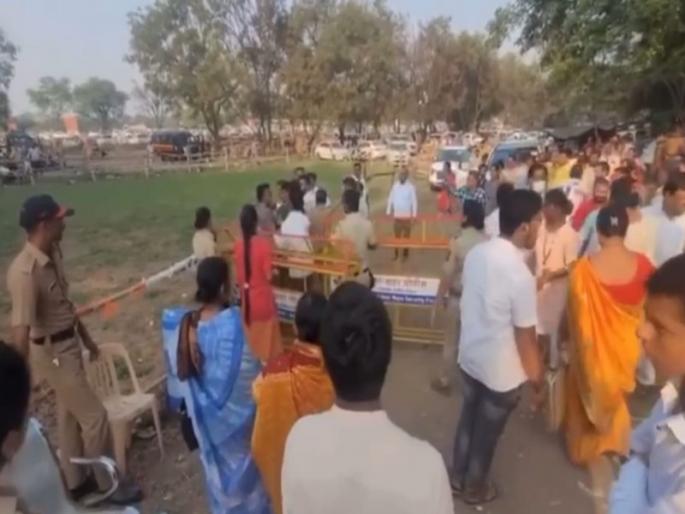 Bageshwar Baba Swayamsevak put the devotees in earring Even though he passed, he did not leave | बागेश्वर बाबांच्या स्वयंसेवकांनी भक्तांना लगावली कानशिलात; पास असूनसुद्धा सोडले नाही