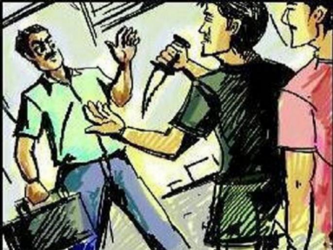 1 lakh robbed by stabbing a young man who stopped urinating; Charges were filed against the three | लघुशंकेस थांबलेल्या तरुणास चाकूचा धाक दाखवून १ लाख लुटले; तिघांच्या विरोधात गुन्हा दाखल 1 lakh robbed by stabbing a young man who stopped urinating; Charges were filed against the three | लघुशंकेस थांबलेल्या तरुणास चाकूचा धाक दाखवून १ लाख लुटले; तिघांच्या विरोधात गुन्हा दाखल