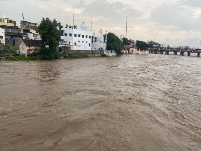 Heavy rains flood Karha river in Baramati Migration of twenty four families | बारामतीत अतिमुसळधार पावसाने क-हा नदीला पूर; चोवीस कुटुंबांचे स्थलांतर