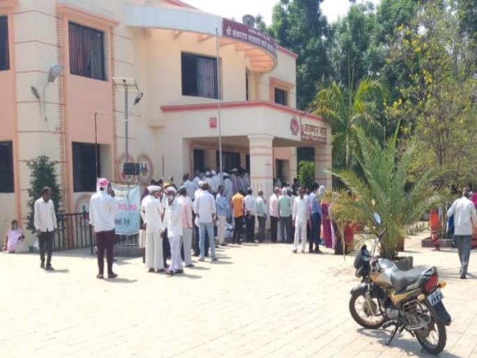 The risk of corona is high at the vaccination center in Baramati, with a large crowd of people coming for vaccination | बारामती तालुक्यात लसीकरण केंद्रावरच कोरोनाचा धोका अधिक, लस घेण्यासाठी येणाऱ्या नागरिकांची मोठ्या प्रमाणावर गर्दी