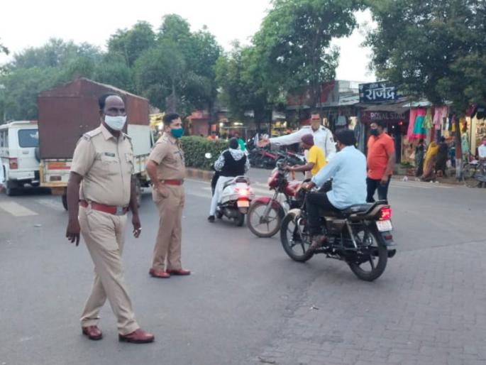 in baramati action will be taken against those who walk without masks | Omicron Variant: बारामतीत विनामास्क फिरणाऱ्यांवर उगारला कारवाईचा बडगा