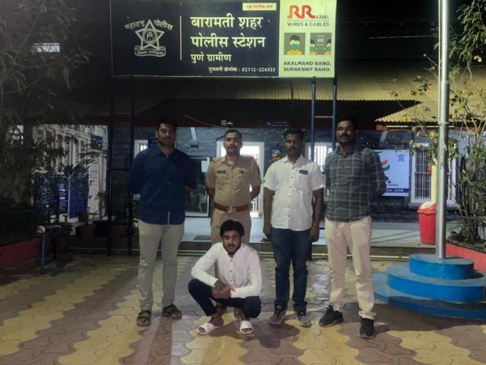 On social media with Koyta in hand as a hobby; Police action on the youth of Baramati | हौस म्हणून कोयता हातात घेऊन सोशल मीडियावर पोस्ट; बारामतीच्या युवकावर पोलिसांची कारवाई On social media with Koyta in hand as a hobby; Police action on the youth of Baramati | हौस म्हणून कोयता हातात घेऊन सोशल मीडियावर पोस्ट; बारामतीच्या युवकावर पोलिसांची कारवाई