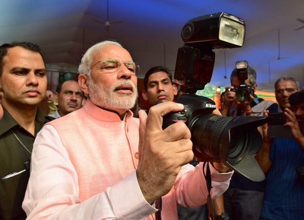 In 1988 did Modi use digital camera and email? debate in the social media | 1988 मध्ये मोदींनी डिजिटल कॅमेरा आणि Email चा वापर केला होता? सोशल मिडीयात चर्चेला उधाण