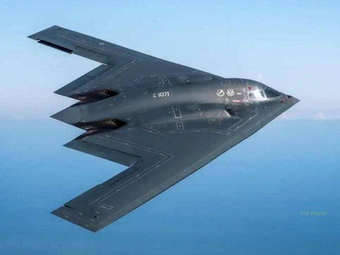 US Air Force B-2 Spirit stealth bomber photographed over the Gaza Strip America aircraft power features | गाझामध्ये दिसला अमेरिकेचे सर्वात धोकादायक बॉम्बर एअरक्राफ्ट! एकाच वेळी 16 अणुबॉम्बसह करू शकते उड्डाण US Air Force B-2 Spirit stealth bomber photographed over the Gaza Strip America aircraft power features | गाझामध्ये दिसला अमेरिकेचे सर्वात धोकादायक बॉम्बर एअरक्राफ्ट! एकाच वेळी 16 अणुबॉम्बसह करू शकते उड्डाण