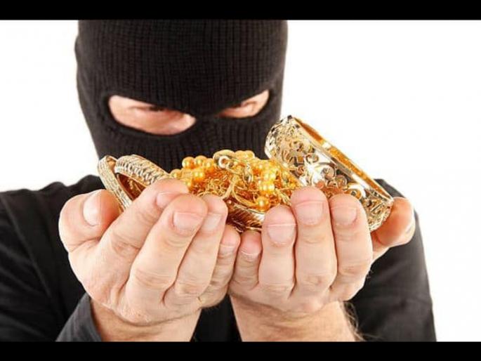 1.69 lakhs of jewels along with the locker of the woman who went to her mother | आईकडे गेलेल्या महिलेचे लॉकरसह १.६९ लाखांचे दागीने लंपास