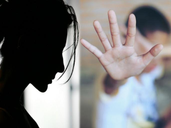 Women did rape with minor boy in Akola, police arrested women | पतीपासून वेगळ्या राहणाऱ्या २९ वर्षीय महिलेने अल्पवयीन मुलाचं केलं लैंगिक शोषण आणि मग...