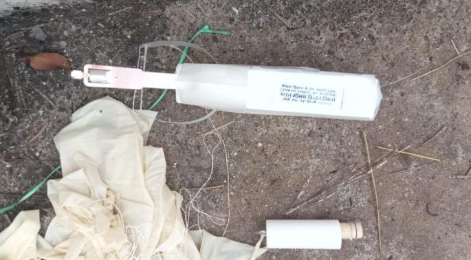 Parachute found at home in Gondia district; Conclusion of the Indian Meteorological Department | गोंदिया जिल्ह्यात घरावर पडले 'पॅराशूट'; भारतीय हवामान खात्याचे असल्याचा निष्कर्ष Parachute found at home in Gondia district; Conclusion of the Indian Meteorological Department | गोंदिया जिल्ह्यात घरावर पडले 'पॅराशूट'; भारतीय हवामान खात्याचे असल्याचा निष्कर्ष
