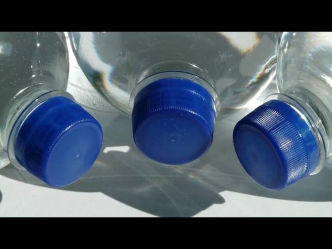 Fake mineral water bottles sold in market see how easily caps are seal | तुम्ही बाजारातून नकली मिनरल वॉटर तर घेत नाही ना? वेळीच व्हा सावध... Fake mineral water bottles sold in market see how easily caps are seal | तुम्ही बाजारातून नकली मिनरल वॉटर तर घेत नाही ना? वेळीच व्हा सावध...