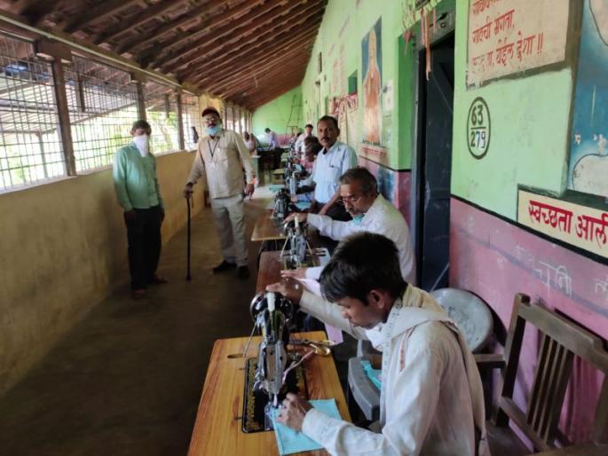 The tailor Association of Gondia district moved on; Free delivery of masks | गोंदिया जिल्ह्यातील शिंपी संघटना पुढे सरसावली; मास्कचे मोफत वितरण The tailor Association of Gondia district moved on; Free delivery of masks | गोंदिया जिल्ह्यातील शिंपी संघटना पुढे सरसावली; मास्कचे मोफत वितरण