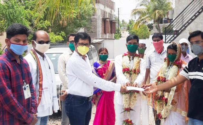 The newlyweds feed the administration; He also helped the Covid Center | नव वधूवरांनी केला प्रशासनाला आहेर; कोव्हिड सेंटरलाही केली मदत The newlyweds feed the administration; He also helped the Covid Center | नव वधूवरांनी केला प्रशासनाला आहेर; कोव्हिड सेंटरलाही केली मदत