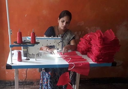 CoronaVirus: Sale of 71 lakh masks from 305 SHGs | CoronaVirus : तीनशे पाच स्वयं-साहाय्यता समूहांकडून ७१ लाखांच्या मास्कची विक्री CoronaVirus: Sale of 71 lakh masks from 305 SHGs | CoronaVirus : तीनशे पाच स्वयं-साहाय्यता समूहांकडून ७१ लाखांच्या मास्कची विक्री