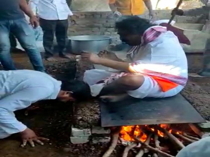 The so-called 'father' who curses sitting on a very hot pan! The crime branch team raided the ashram | चक्क गरम तव्यावर बसून शिव्या देणारा तथाकथित ‘बाबा’! गुन्हे शाखेचे पथक आश्रमात धडकले The so-called 'father' who curses sitting on a very hot pan! The crime branch team raided the ashram | चक्क गरम तव्यावर बसून शिव्या देणारा तथाकथित ‘बाबा’! गुन्हे शाखेचे पथक आश्रमात धडकले
