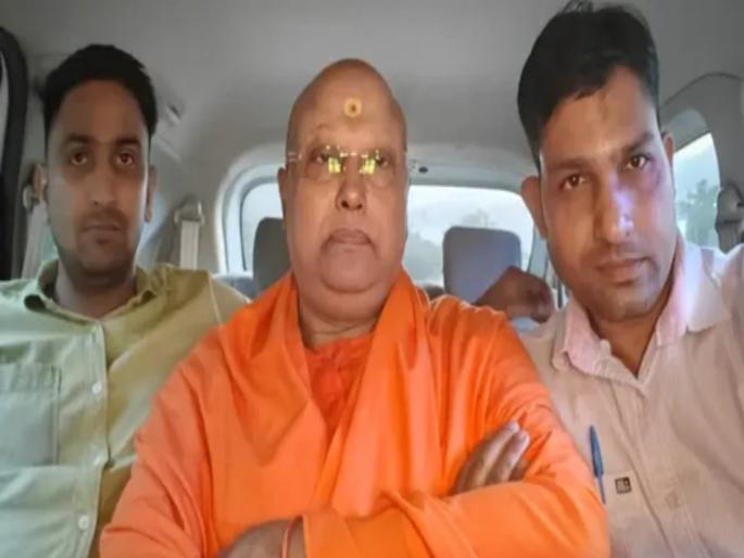 Police arrested Chaitanyananand Saraswati alias Partha Sarathi who absconded after torturing girls in the ashram | १३ हॉटेल, साधूचा वेष अन्... अत्याचारानंतर फरार झालेल्या चैतन्यनंदला अशी मदत करत होते शिष्य