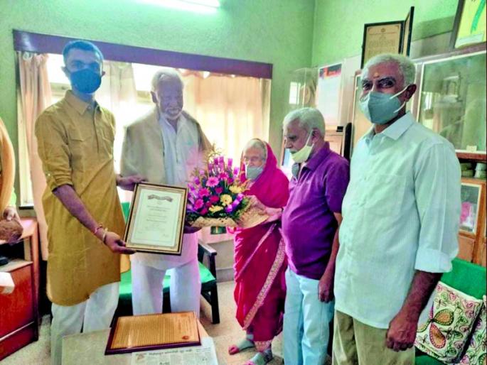 Dedication by Shankar Baba Papalkar to D.Litt Kelly | शंकरबाबा पापळकर यांनी डी.लिट केली यांना अर्पण Dedication by Shankar Baba Papalkar to D.Litt Kelly | शंकरबाबा पापळकर यांनी डी.लिट केली यांना अर्पण