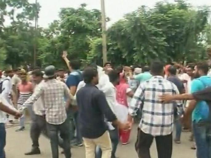 Baba Ram Rahim Case - Violent turn of the supporters of supporters, death of five people | बाबा राम रहीमच्या अटकेनंतर समर्थक हिंसक; 28 ठार, 250 जखमी