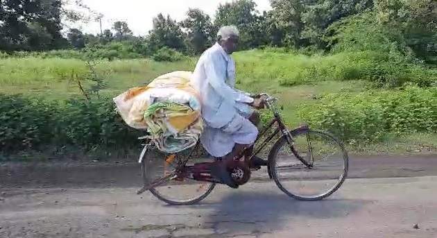 Eighty-year-old rides a bicycle; To date, he has not been afflicted with any disease | कौतुकास्पद! ऐंशीवर्षीय वृद्ध चालवतो सायकल; आजतागायत कुठल्याही आजाराने पछाडले नाही