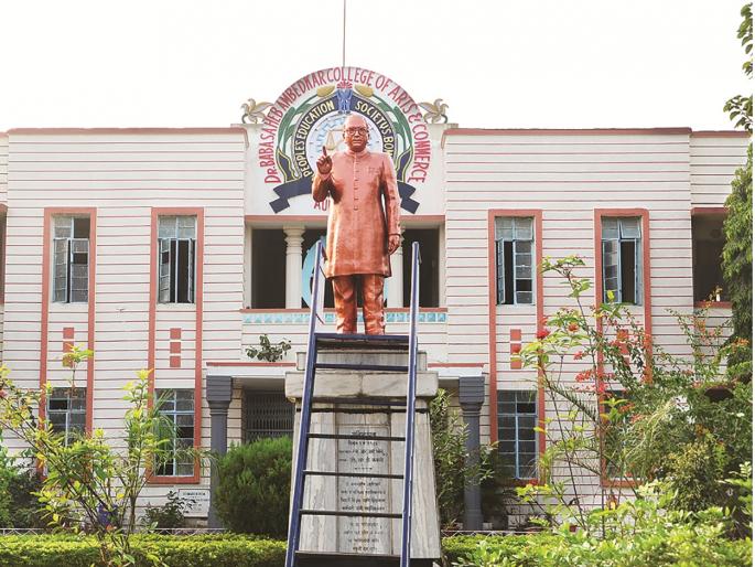 In the form of Asthi, Lord Dr. Babasaheb Ambedkar is still alive in Aurangabad | अस्थींच्या रूपाने महामानव बाबासाहेब औरंगाबादेतच In the form of Asthi, Lord Dr. Babasaheb Ambedkar is still alive in Aurangabad | अस्थींच्या रूपाने महामानव बाबासाहेब औरंगाबादेतच