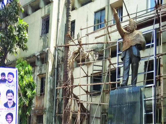 Dr. The statue of Babasaheb Ambedkar was filed in Dombivli | डॉ. बाबासाहेब आंबेडकरांचा पुतळा डोंबिवलीत दाखल Dr. The statue of Babasaheb Ambedkar was filed in Dombivli | डॉ. बाबासाहेब आंबेडकरांचा पुतळा डोंबिवलीत दाखल