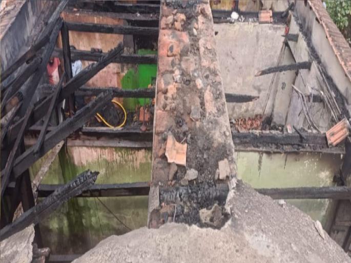 A fire broke out at a house in Bambavade kolhapur district | कोल्हापुरातील बांबवडेत राहत्या घरास आग, ..अन् मोठा अनर्थ टळला A fire broke out at a house in Bambavade kolhapur district | कोल्हापुरातील बांबवडेत राहत्या घरास आग, ..अन् मोठा अनर्थ टळला