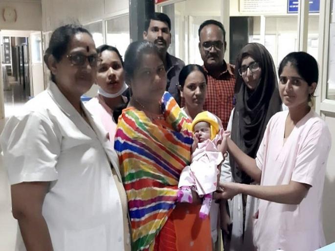 Beed's civil hospital employees were overwhelmed while hand over a girl Babita to police | मातेने टाकलेल्या ‘बबिता’ला पोलिसांकडे देताना जिल्हा रुग्णालयातील कर्मचारी गहिवरले Beed's civil hospital employees were overwhelmed while hand over a girl Babita to police | मातेने टाकलेल्या ‘बबिता’ला पोलिसांकडे देताना जिल्हा रुग्णालयातील कर्मचारी गहिवरले
