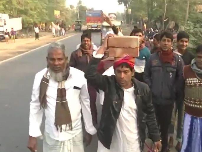 Controversy in West Bengal over the foundation of Babri Masjid, supporters of Humayun Kabir march with bricks | बाबरी मशिदीच्या पायाभरणीवरून बंगालमध्ये वाद, विटा घेऊन निघाले हुमायूं कबीर यांचे समर्थक  