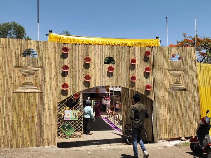 The bamboo polling station at Godoli in Satara boosted the enthusiasm of the voters | साताऱ्यातील गोडोली येथील 'बांबूच्या मतदान केंद्रा'ने वाढविला मतदारांचा उत्साह