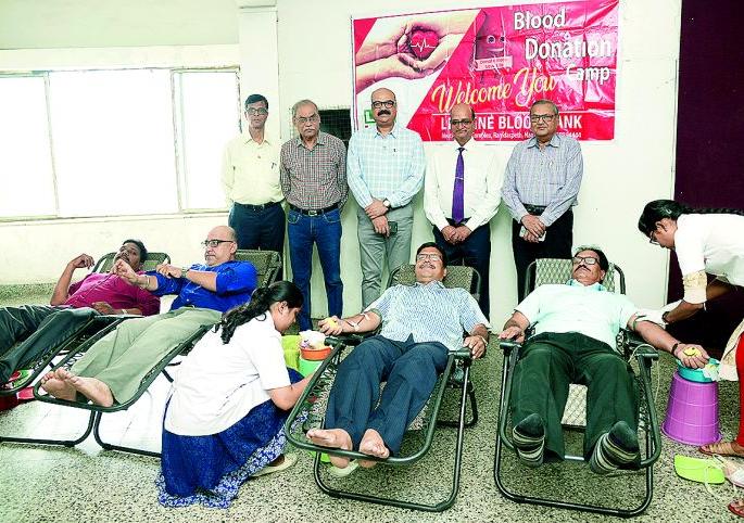 Paid homage to Babuji with donates blood in Nagpur | नागपुरात रक्तदान करून बाबूजींना वाहिली आदरांजली Paid homage to Babuji with donates blood in Nagpur | नागपुरात रक्तदान करून बाबूजींना वाहिली आदरांजली